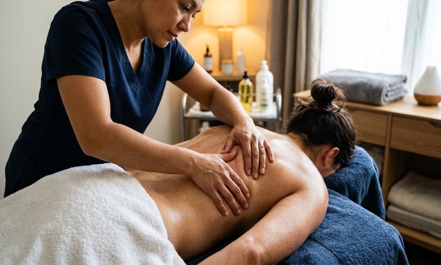 Image 5: Indulge in 30-Min Foot, Deep Tissue/Swedish Massage with Aromatherapy & Hot Stone at Foot Smile Massage (Up to 51% Off)