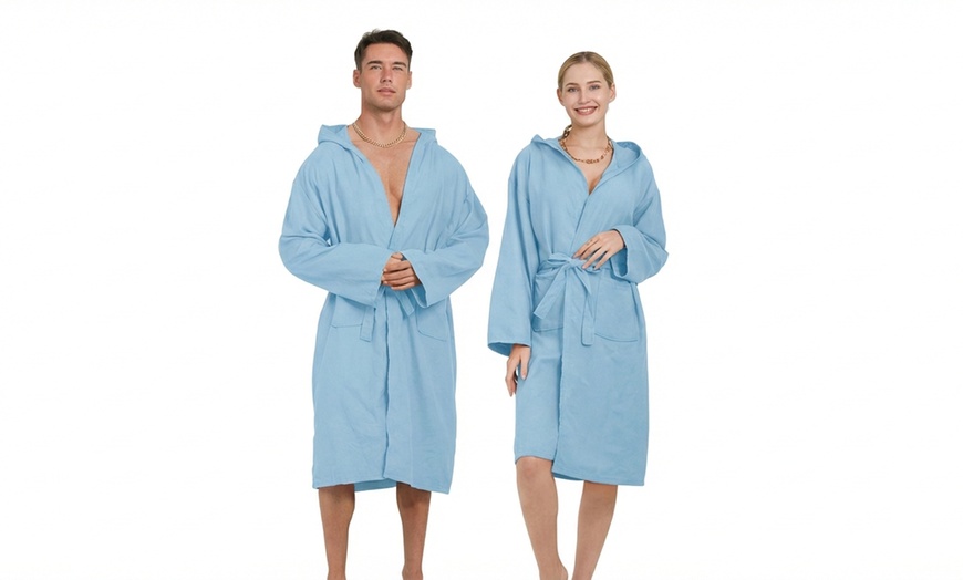 Image 7: Albornoz unisex con capucha de microfibra