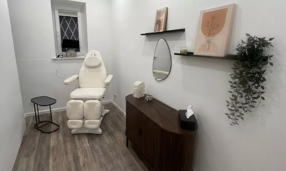 Klassische Ausreinigung, Microneedling oder Aqua-Facial für 1 Person