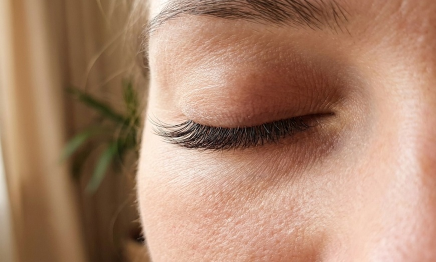 Image 6: Get Dramatic Lashes: Full Set of Mink Eyelash Extensions & 2-Week Fill