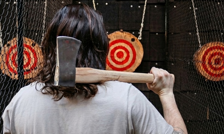 Image 2: Lancer de hache à Vilvorde : testez votre précision et votre force !