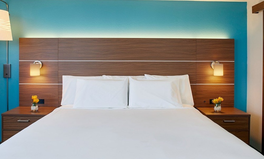 Image 12: Waikiki Hotel with Rooftop Pool and Free Breakfast