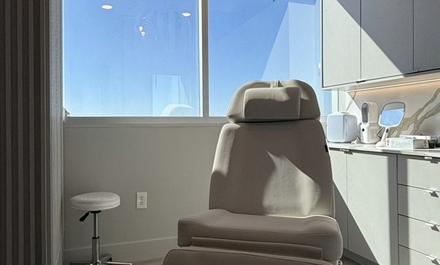 Image 7: 60-Minute Couples Massage: Swedish/Deep Tissue, Hot Stones & Aroma