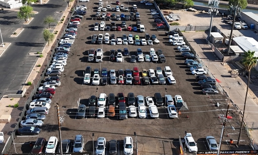 Image 2: Convenient Airport Parking Offered for 1 or 3 Days / 1 or 2 Weeks
