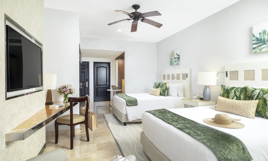 Image 16: Cancún Beachfront Resort with Pools & Spa