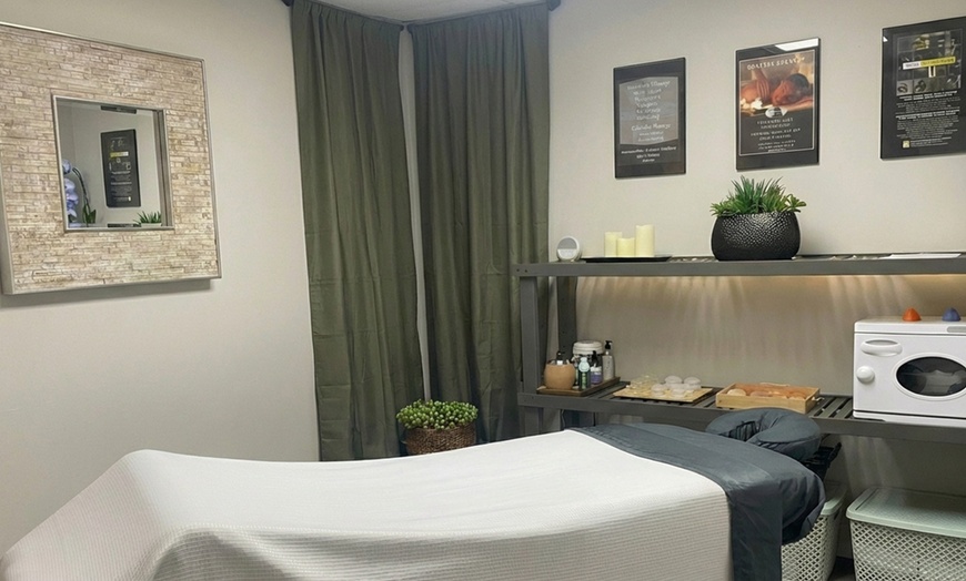 Image 2: Couples Swedish Massage with Hot Stone Relaxation