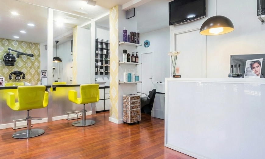 Image 3: Sesión de peluquería con tratamiento hidratante y opción a color