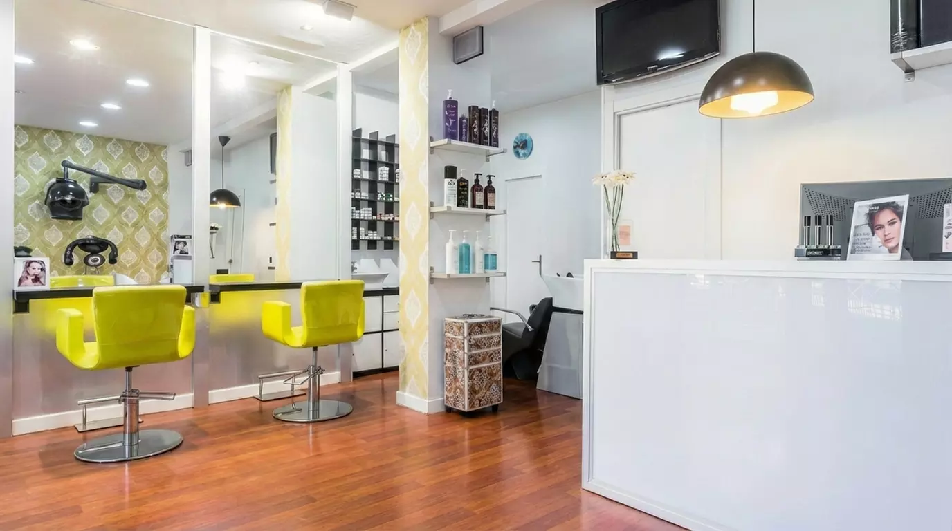 Sesión de peluquería con tratamiento hidratante y opción a color