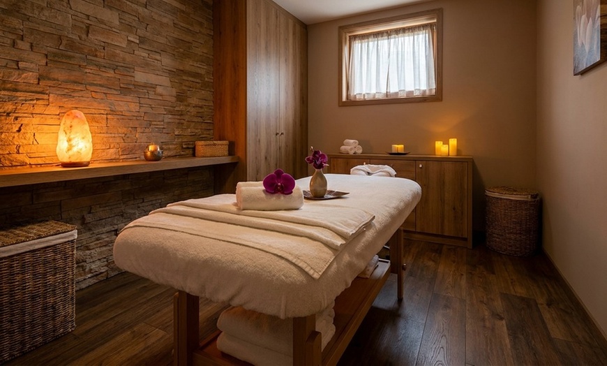 Image 4: Ultimate Detox! Swedish Massage & Body Scrub for Smooth Skin 
