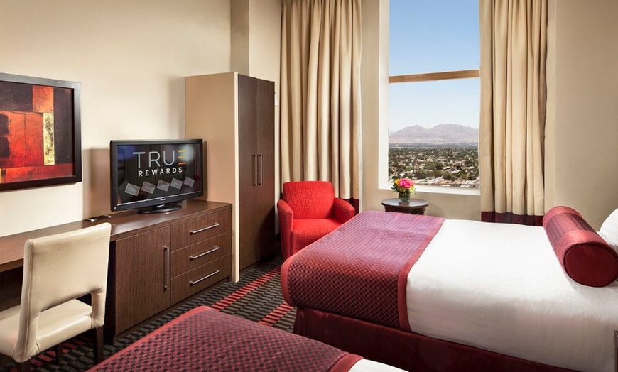 Image 31: Las Vegas Strip Hotel with Tower, Casino & Thrill Rides
