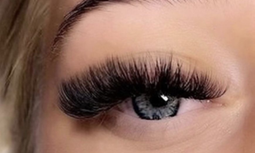 Image 13: Beautifully Lifted Lashes with a Korean Lash Lift