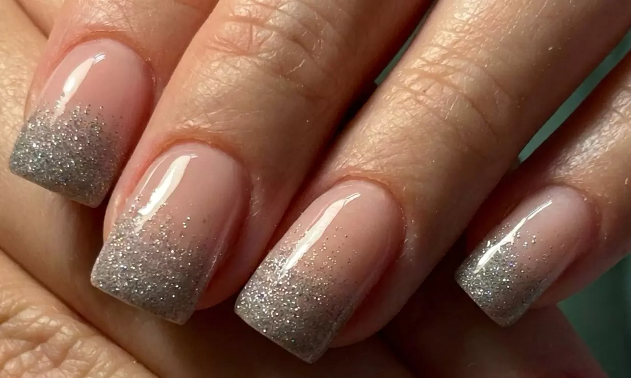 Manicura y/o pedicura express o completa con esmaltado semipermanente