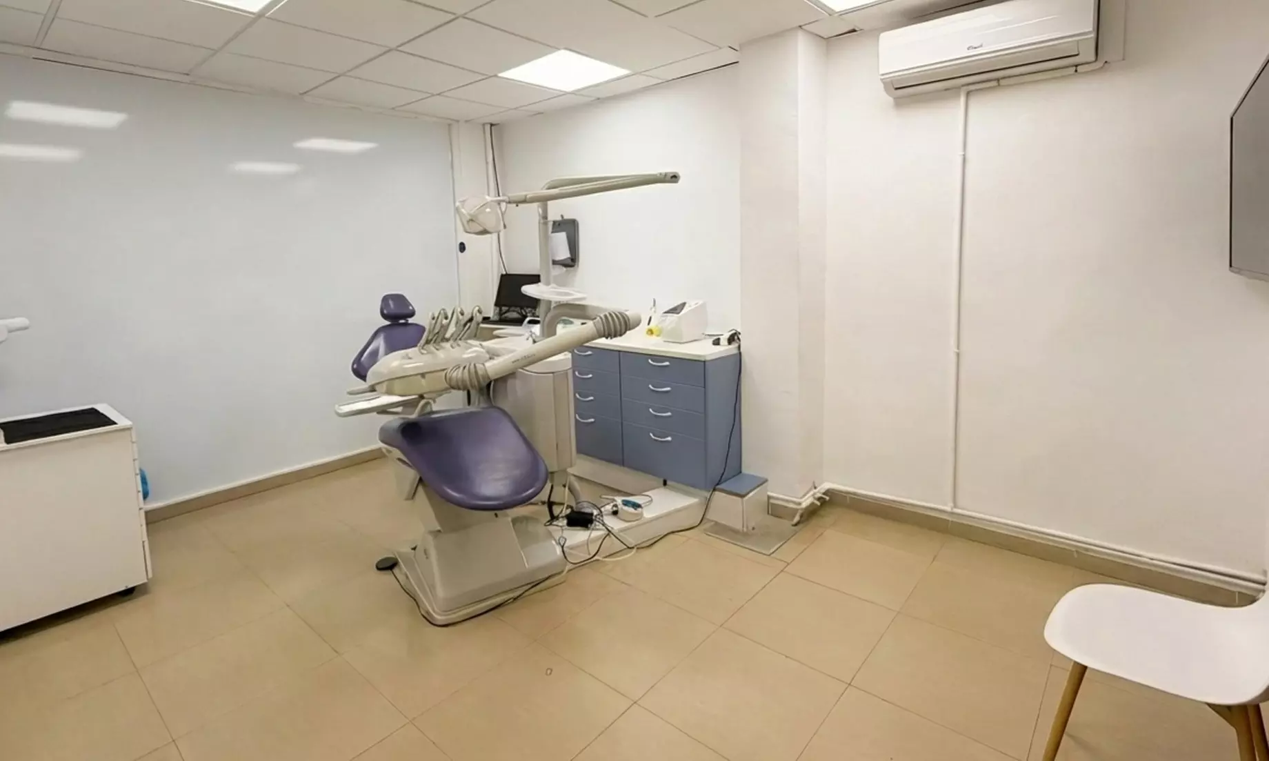 1 o 2 implantes de titanio con higiene bucal y radiografía panorámica