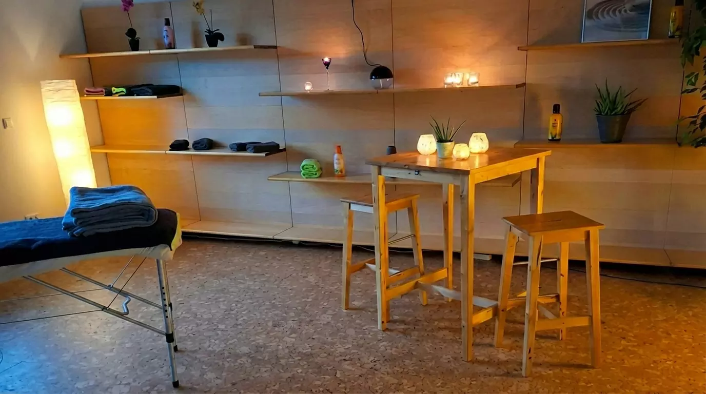 60 - 90 Min. Hot-Stone-Massage inkl. Gesichtsbehandlung für 1 Person