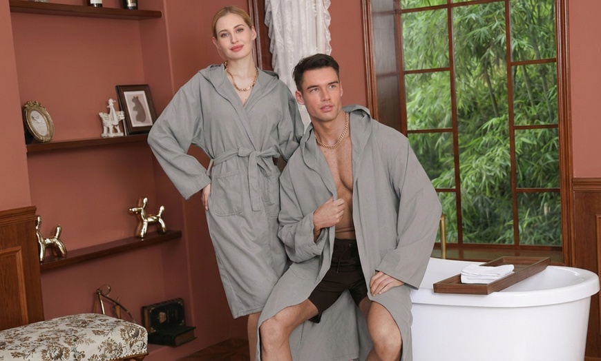 Image 5: Albornoz unisex con capucha de microfibra