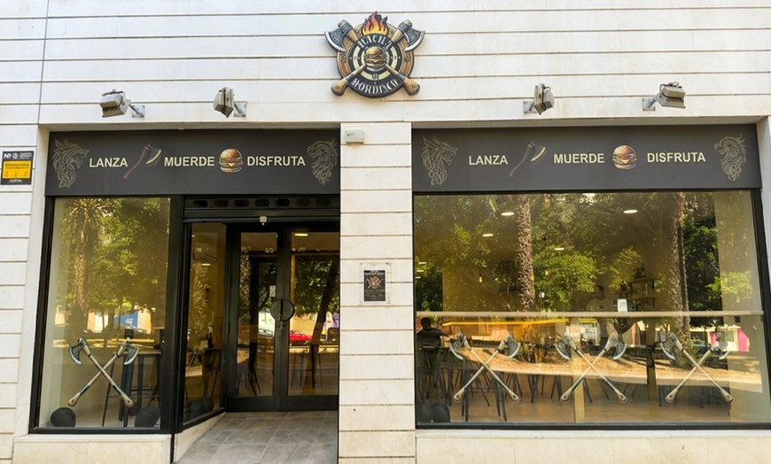 Image 2: Lanzamiento de hachas con opción a perrito caliente para 2, 3 o 4 pax.