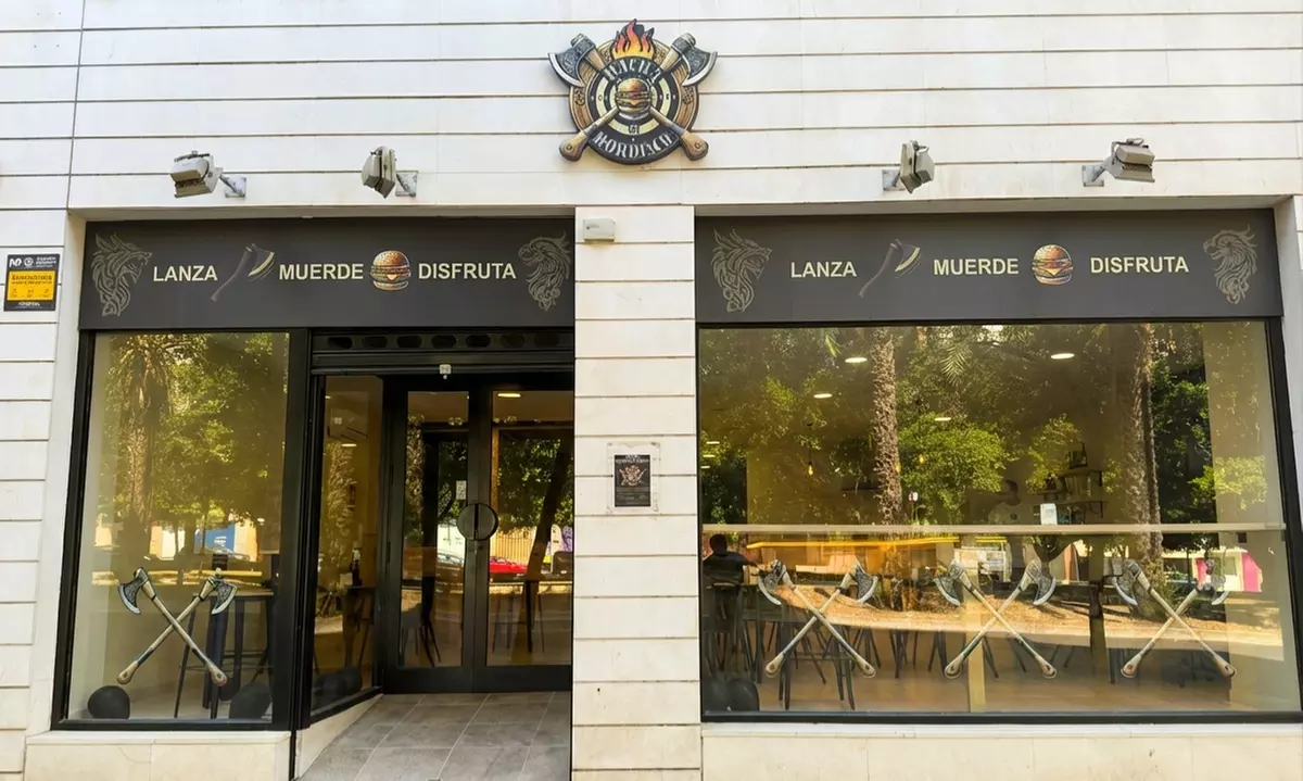 Lanzamiento de hachas con opción a perrito caliente para 2, 3 o 4 pax.