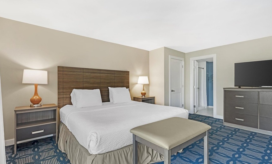 Image 20: Ocean City Hotel with Balcony near Boardwalk
