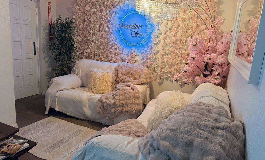 Image 3: 60-Min Custom Massage & Choice of Hydrating/Microdermabrasion Facial