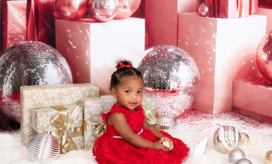 Image 5: Custom Holiday Photoshoots: Express & Premier Sessions, 40+ Backdrops