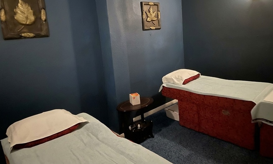 Image 7: 60-Min Lymphatic Drainage Massage with Drinese Cream & Hot Stones