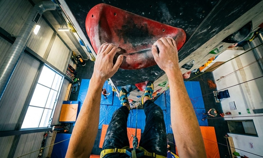 Image 7: Indoor climbing passes for individuals and pairs