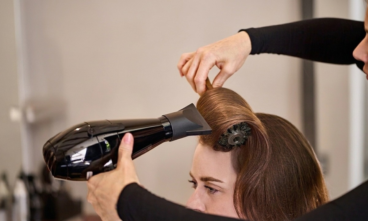 Servicios de peluquería en Valencia con lavado, corte, peinado y opciones de tinte o mechas