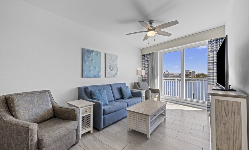 Image 26: Treasure Island Beachfront Suites with Rooftop Deck