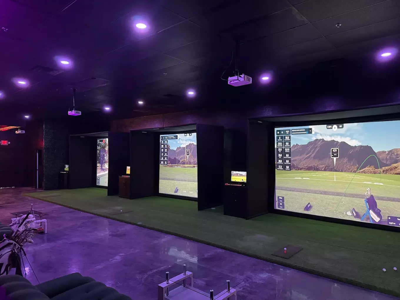 90-Min Indoor Golf Simulator Experience – BYOB & Outside Food Welcome