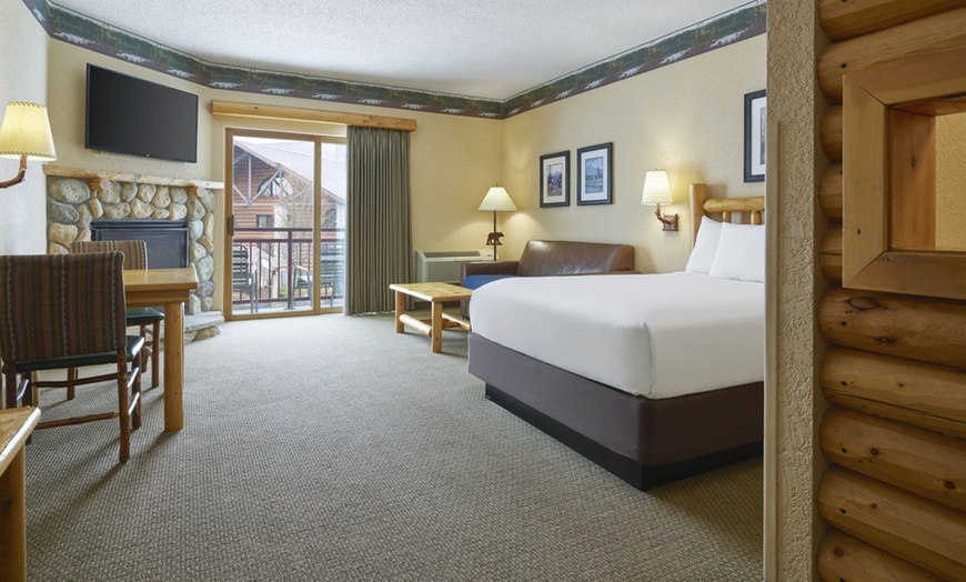 Image 26: Great Wolf Lodge Traverse City Water Park Resort