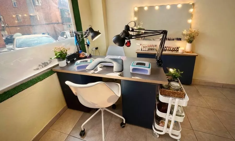 Sesión de manicura y/o pedicura con esmaltado normal o semipermanente