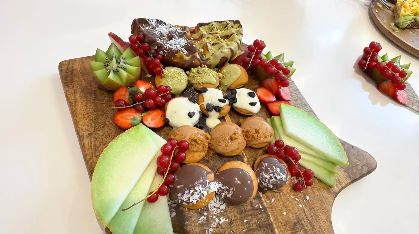 Partyplatte mit verschiedenen Desserts für 1, 2 oder 4 Personen