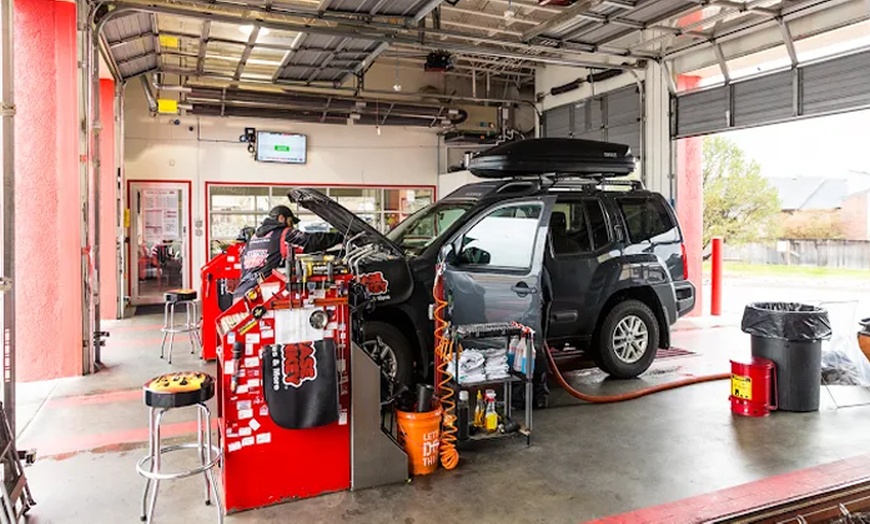 Image 5: Fast Synthetic Blend/Full Synthetic Oil Change & 16-Point Inspection