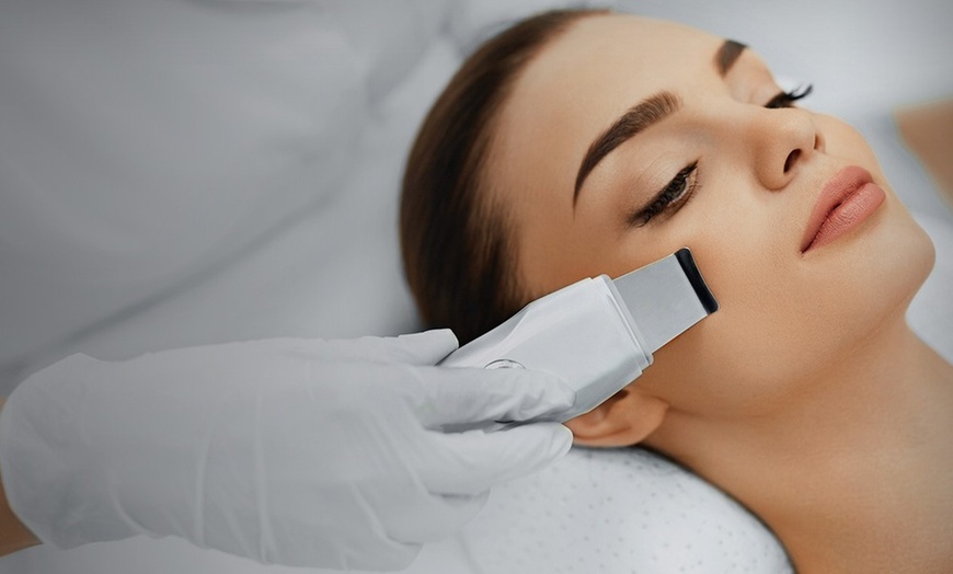 Image 6: Non-surgical facelift options for firmer, tighter skin