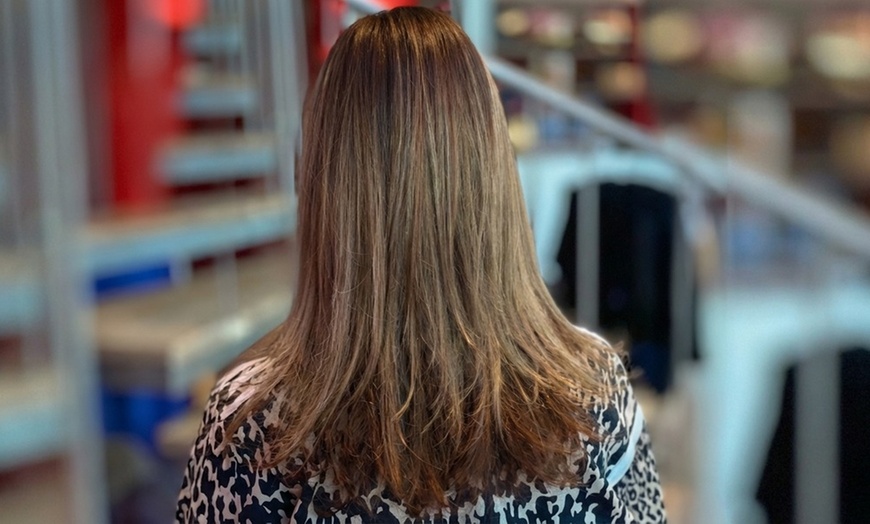 Image 3: Damen-Haarschnitt opt. inkl. Färben oder Strähnen für 1 Person