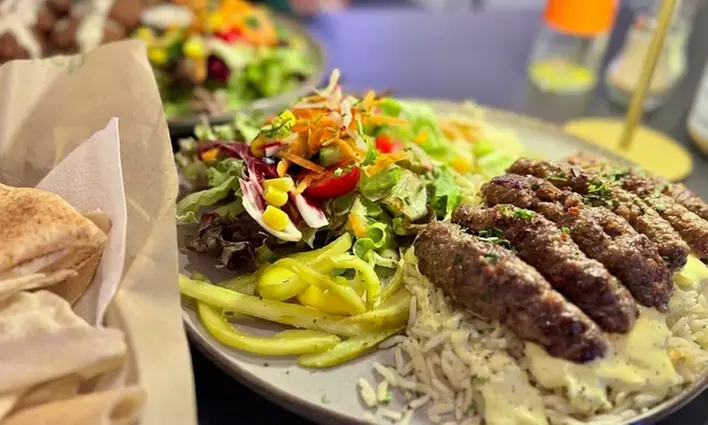 Wraps, Bowls oder Mezze-Teller inkl. Getränk für 2 Personen