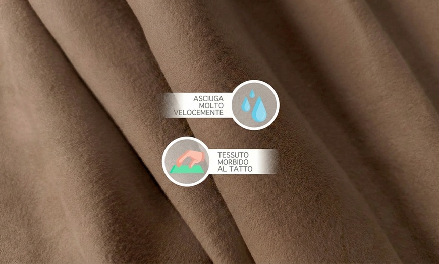 Image 3: Albornoz unisex con capucha de microfibra