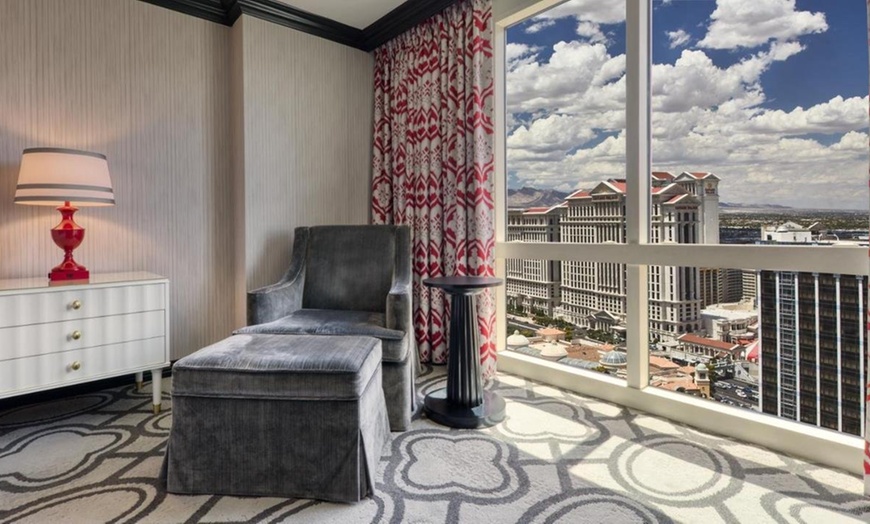 Image 31: Las Vegas Strip Hotel with Eiffel Tower & Rooftop Pool