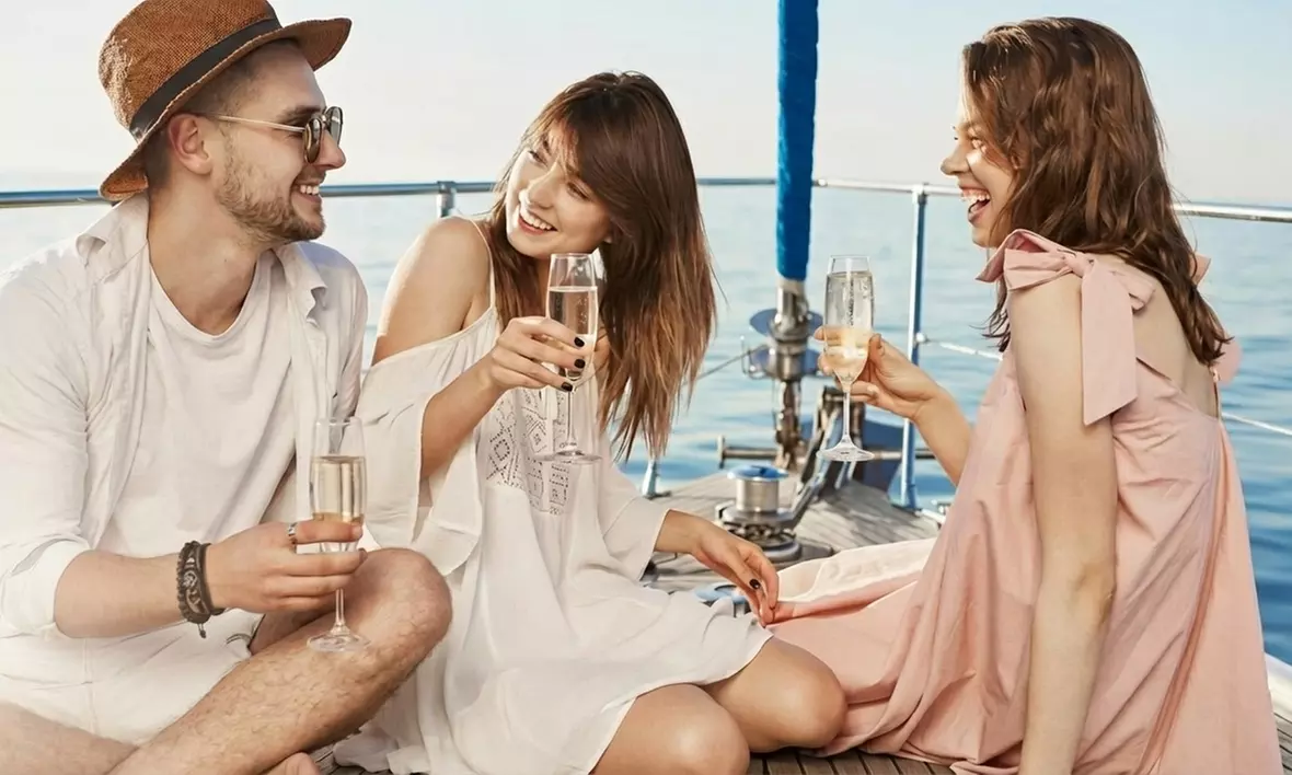 Paseo y fiesta en barco de lujo con barra libre, snacks y música