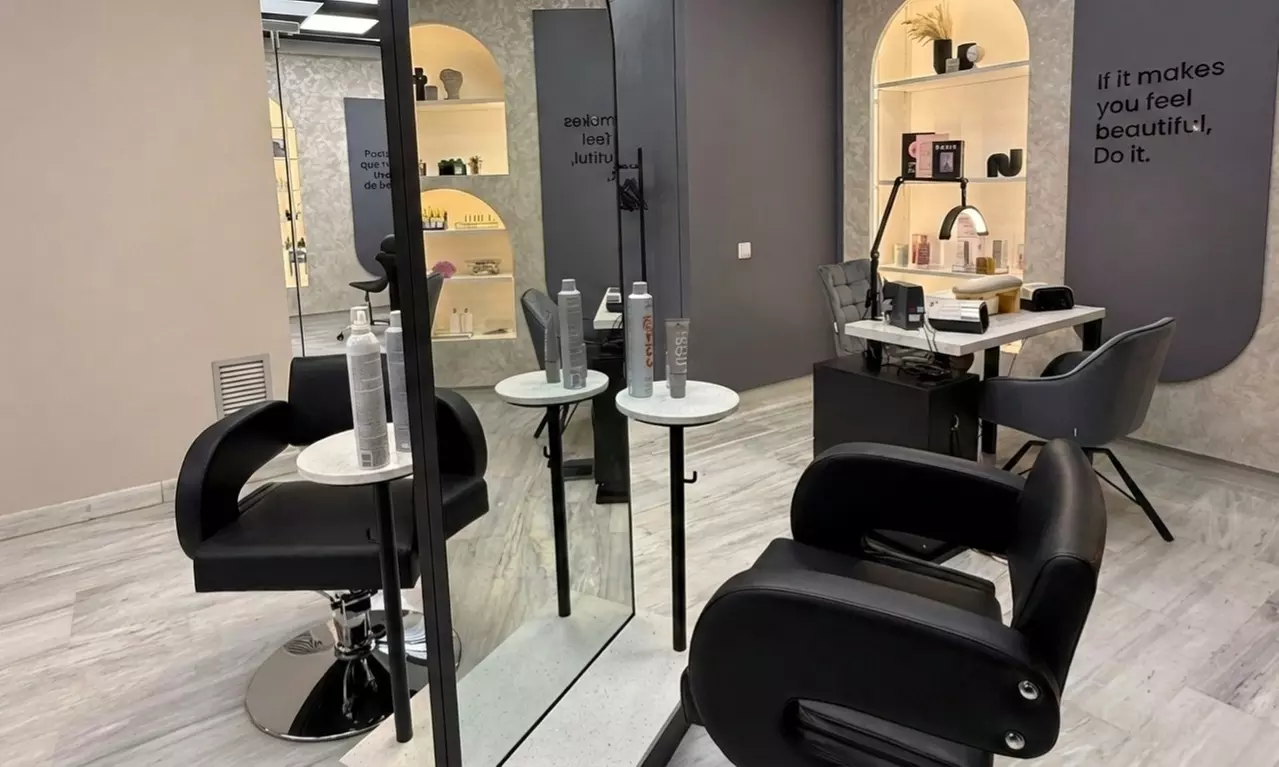 Sesión de peluquería con opciones de corte, tinte y mechas contorno