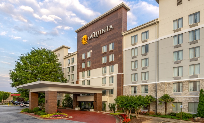 Image 3: Atlanta Airport Hotel with Free Breakfast & Shuttle