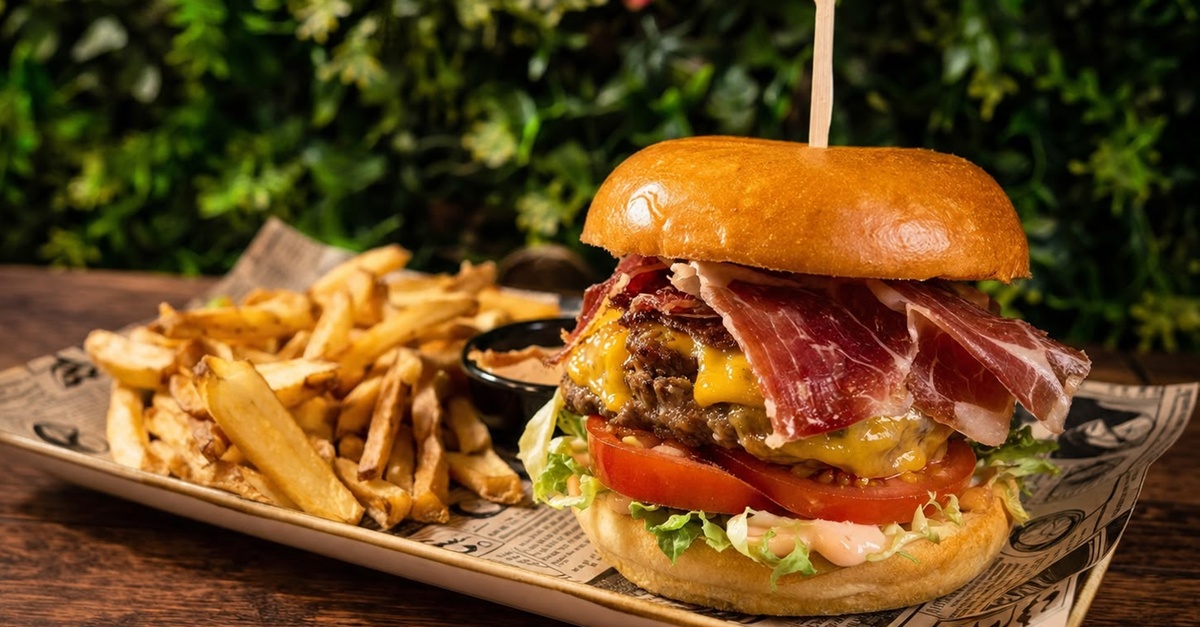 Menú de hamburguesa y nachos para dos o cuatro personas en Madrid