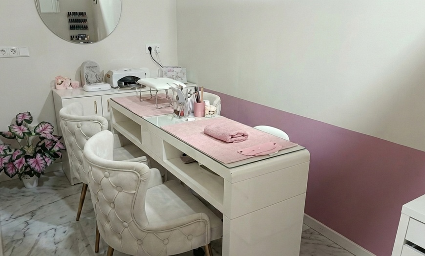 Image 2: 1 o 3 sesiones de manicura con esmaltado semipermanente para 1