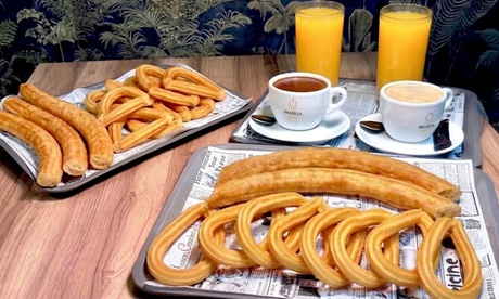 Para 2: 2 cafés o chocolate + 2 zumo pequeños + churros y porras ilimitados