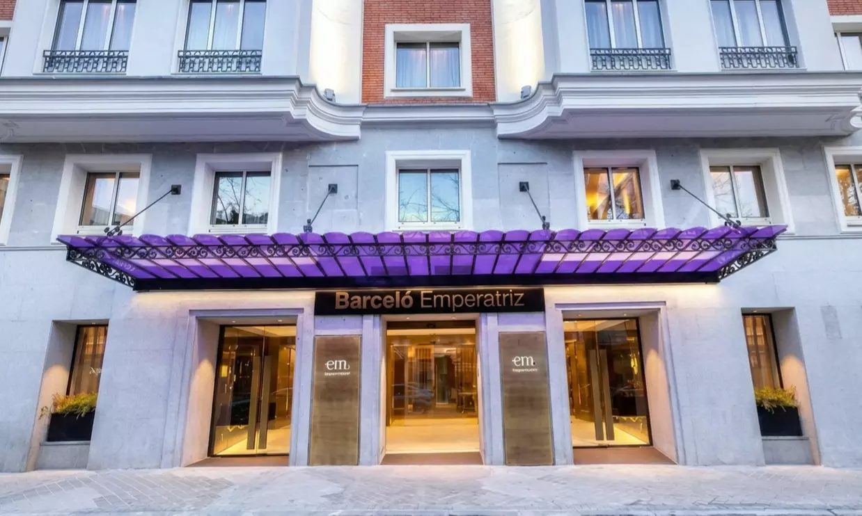 Aperitivo italiano con copas y picoteo para 2 o 4 en hotel 5 estrellas