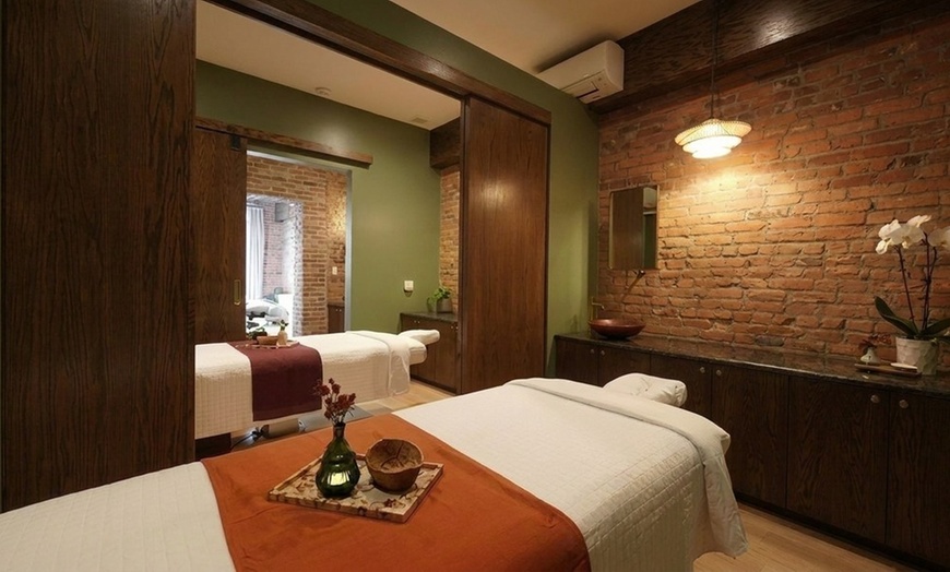 Image 4: Couples Massage:60-Min Holistic, Swedish, Deep Tissue/90-Min Thum Flow