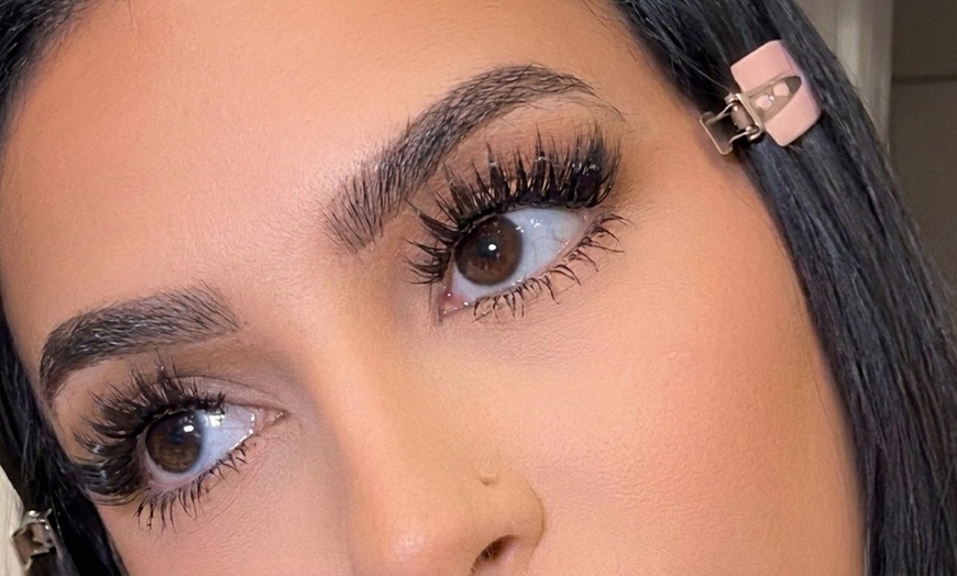 Image 2: Full Set of Eyelash Extensions with 3D or 6D Volumes