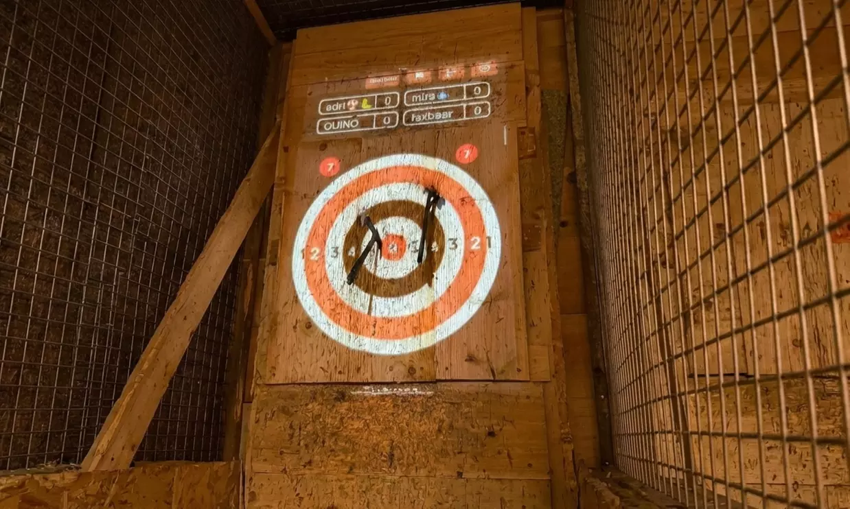 Lanzamiento de hachas con opción a perrito caliente para 2, 3 o 4 pax.