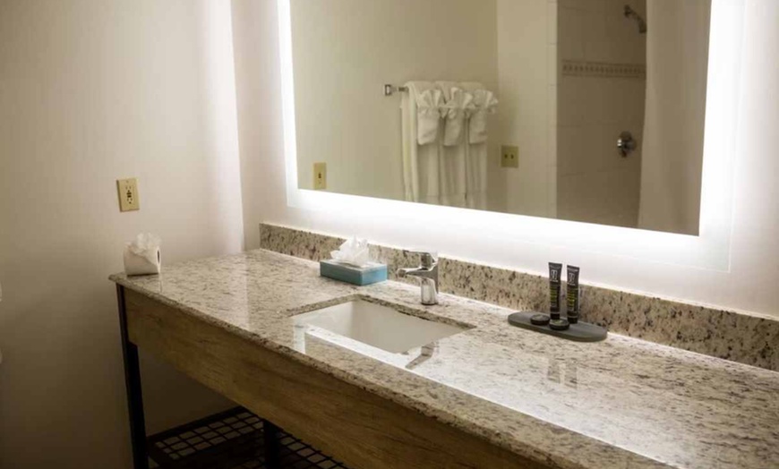 Image 12: Charming Extended-Stay Hotel in Yosemite’s Gateway with River Views