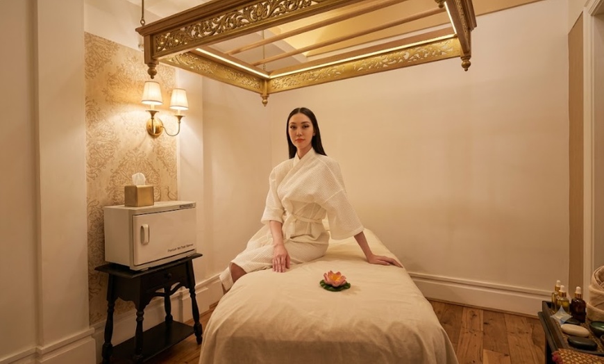Image 2: 60 or 90 Min Thai/Swedish Massage with Aromatherapy & Hot Stone